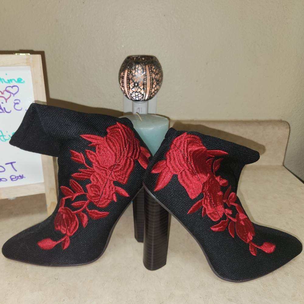 Women Stretch Knitting Rose Embroidered Calf High Boots, SZ: 5.5 ~ NWOT